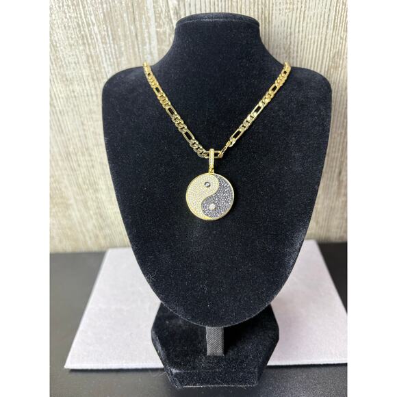 Sparkling Moissanite Ying Yang Pendant & 23.5" Figaro - Picture 9 of 11